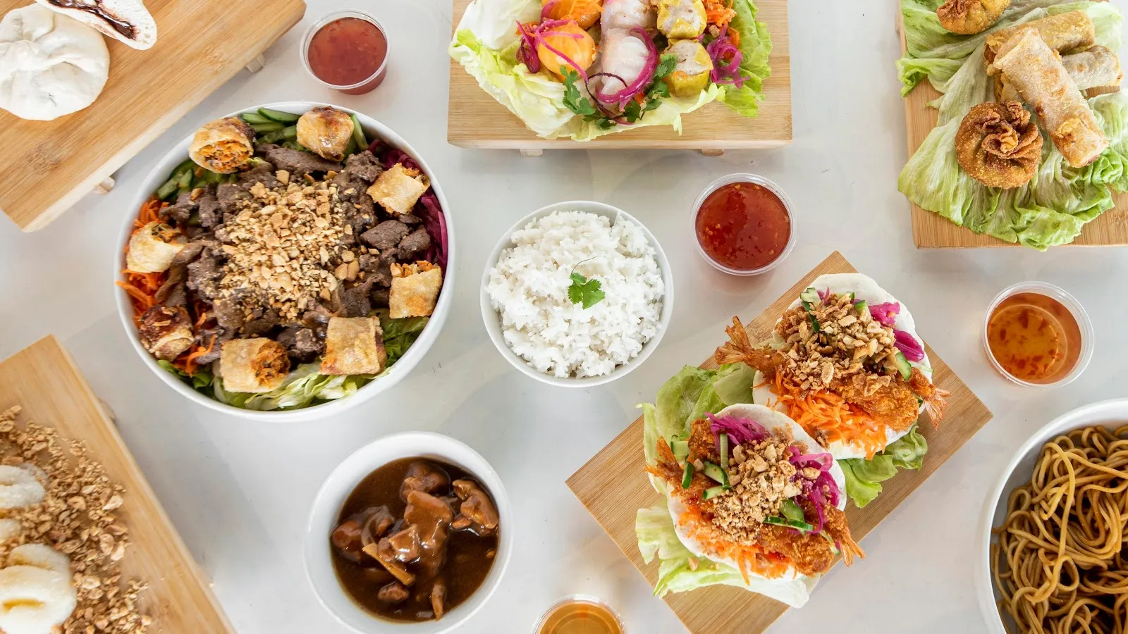 Festin vietnamien complet en plongée : bo bun, riz, bánh mì frits, nems et sauces