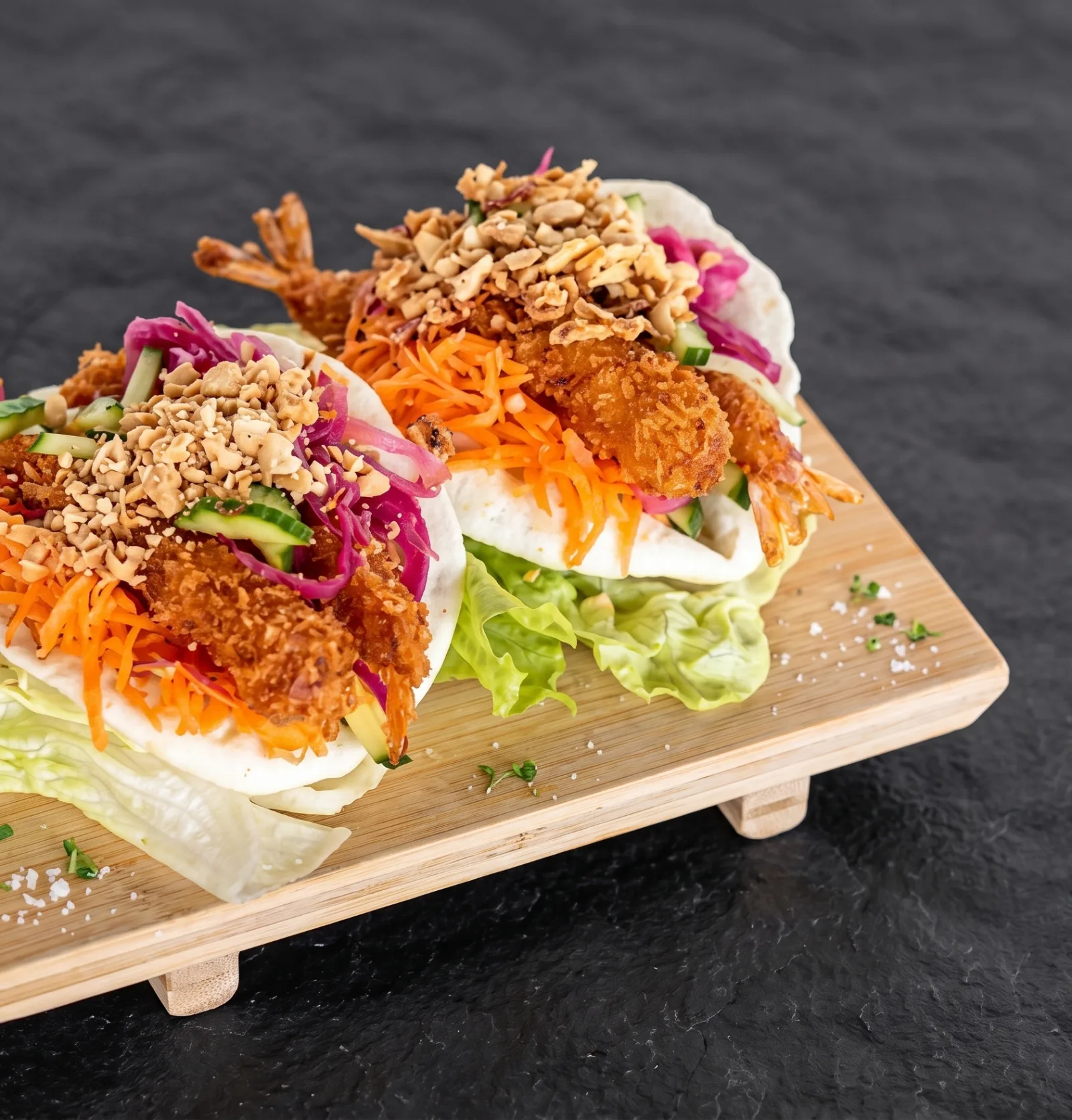 Bánh mì tacos aux crevettes croustillantes, carottes râpées et oignons rouges marinés